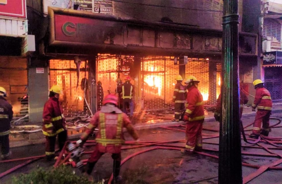 Incendio en el Mercado de pulgas de Salta: se difundieron videos e impactantes imágenes del momento