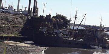 En la imagen un sector abandonado del puerto correntino sobre un extremo del Parque Mitre.