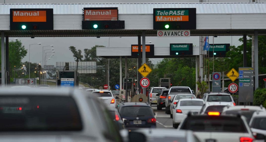 Al paso. El peaje dinámico utiliza el sistema de lector de patente, que no necesita que los vehículos se detengan al pasar por las casillas.  (La Voz)