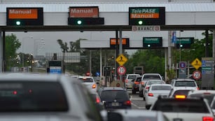 Al paso. El peaje dinámico utiliza el sistema de lector de patente, que no necesita que los vehículos se detengan al pasar por las casillas. (La Voz)