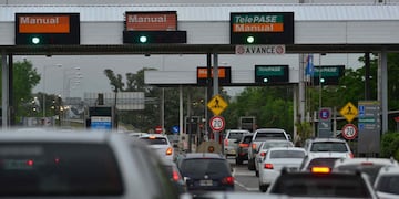 Al paso. El peaje dinámico utiliza el sistema de lector de patente, que no necesita que los vehículos se detengan al pasar por las casillas. (La Voz)