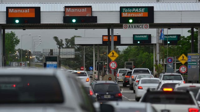 Al paso. El peaje dinámico utiliza el sistema de lector de patente, que no necesita que los vehículos se detengan al pasar por las casillas. (La Voz)