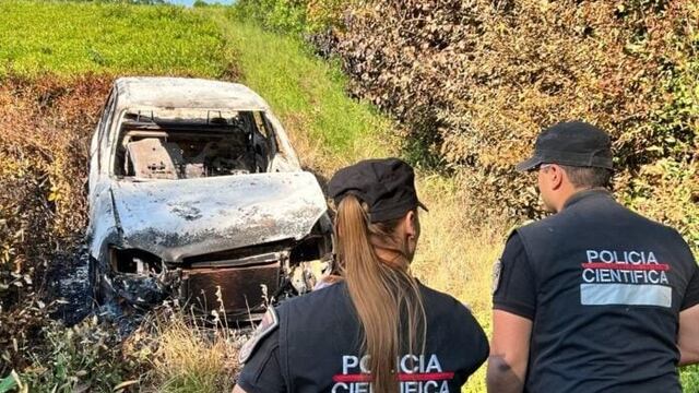 Hallaron calcinado un auto que habría sido usado en el asalto millonario en Oberá.