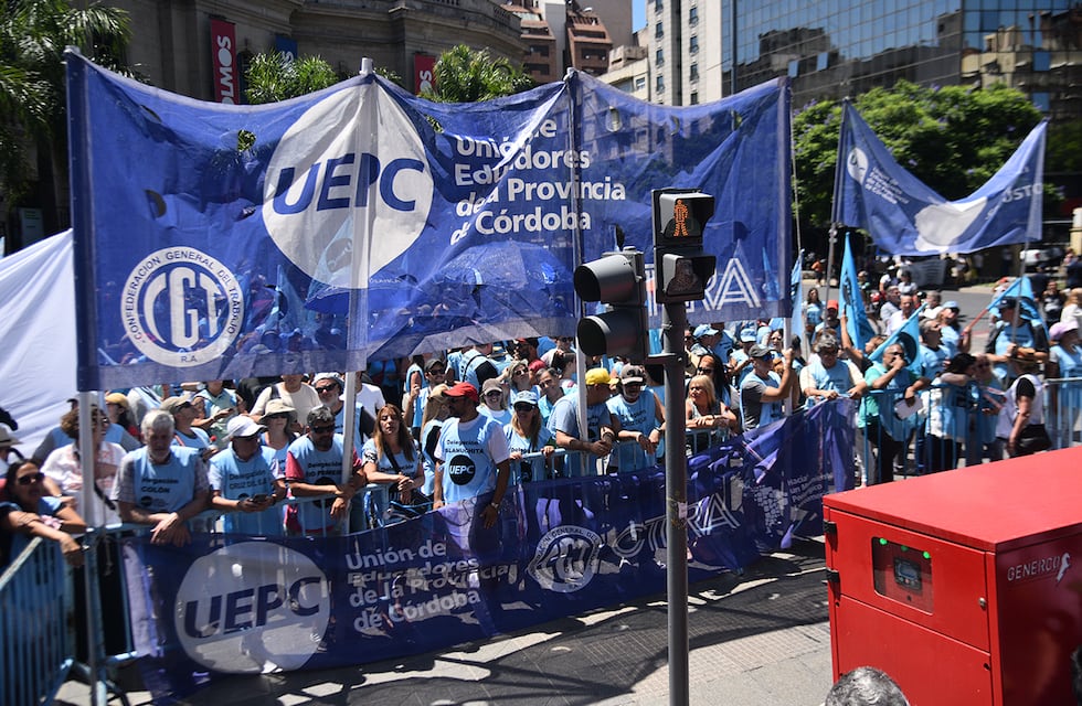 Uepc y 15 gremios de Córdoba marchan en contra de la suba de aportes a la caja de jubilaciones