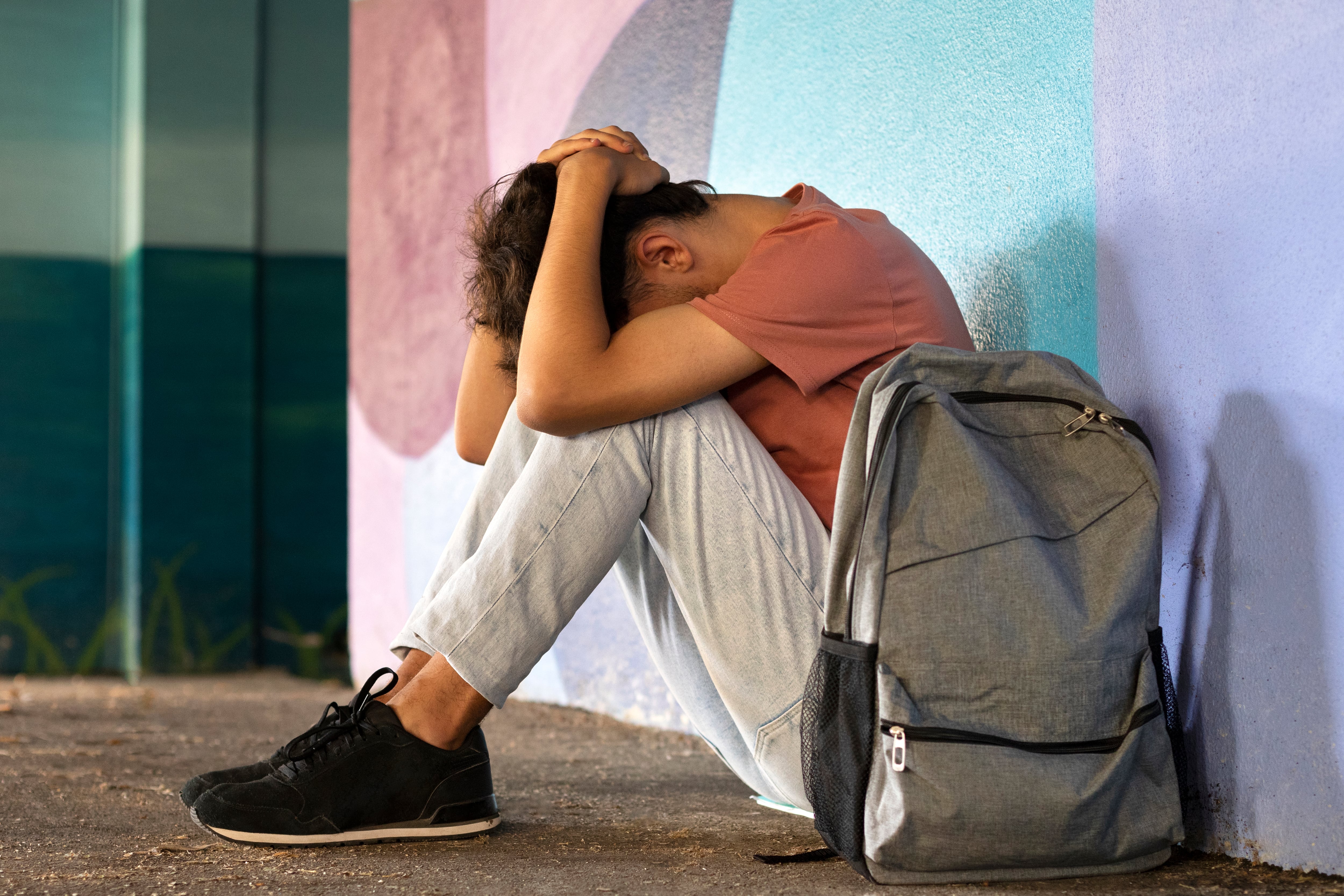 El acoso escolar puede afectar la salud física y mental de las personas involucradas, así como su desempeño académico y sus relaciones sociales.