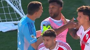 El arquero de Boca tuvo una actitud repudiable contra el delantero de River.