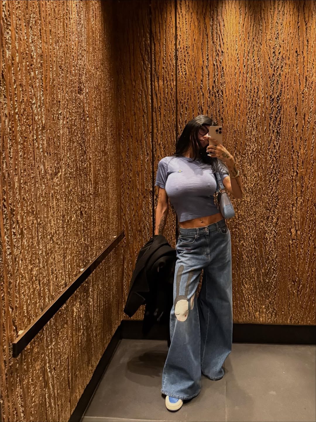 Sin corpiño y top diminuto: Mia Khalifa lució un look urbano con mucha audacia y revolucionó Instagram