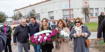 ofrenda floral al conmemorarse el 41º aniversario del fallecimiento de Héctor Ricardo Volponi