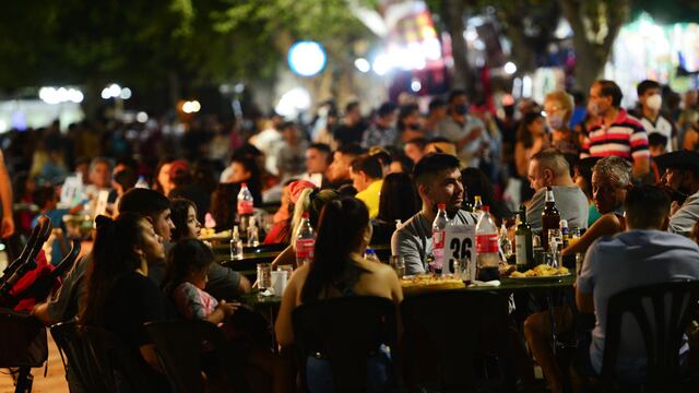 El espectáculo de la comida durante el Festival de Doma y Folklore de Jesus María  merece destacarse en un lugar especial. Foto Javier Ferreyra
