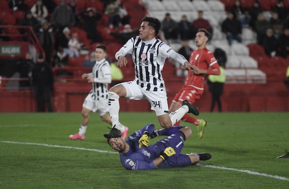 Video: Talleres derrotó a Huracán, cuando River se ponía el traje de campeón