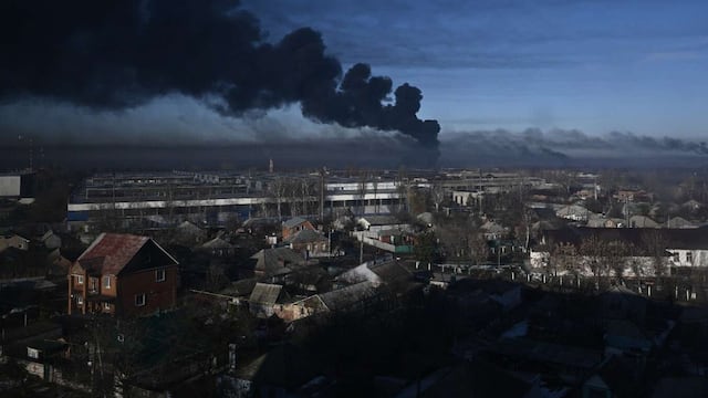 La imagen del aeropuerto militar en Chuguyev, cerca de Kharkiv, Ucrania, tras un ataque ruso.