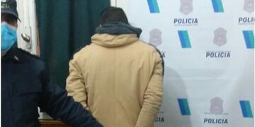 Robó una bandera en la cancha, agredió a la policía y fue aprehendido