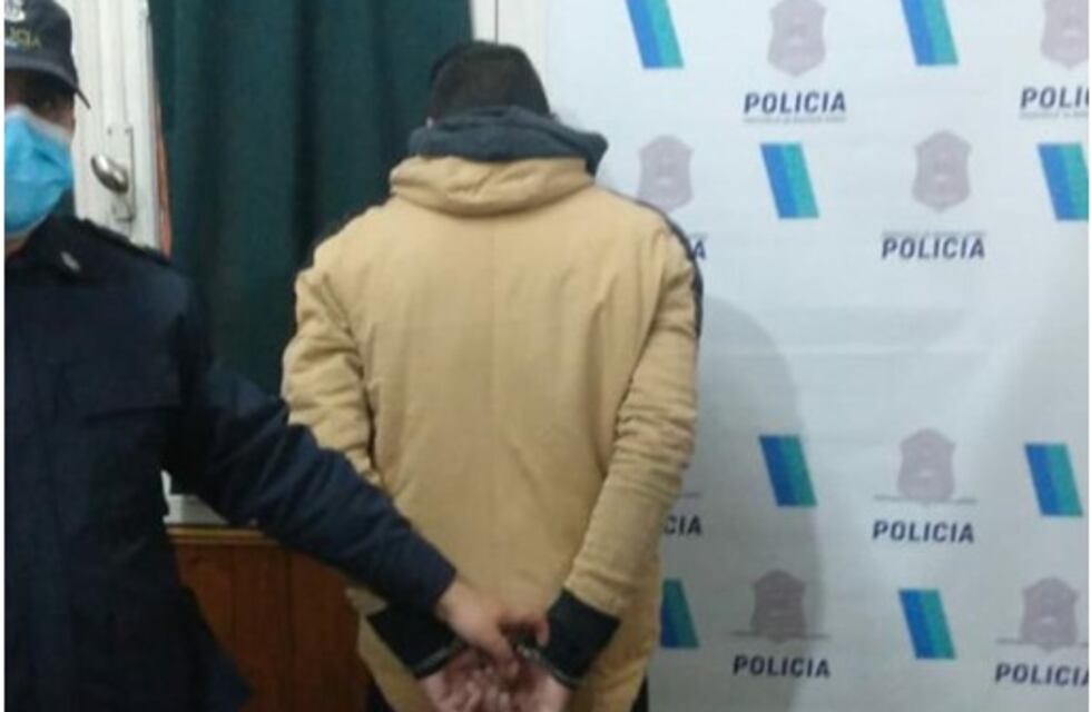 Robó una bandera en la cancha, agredió a la policía y fue aprehendido tras persecución