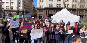 La manifestación por parte de personal de salud y padres de chicos con discapacidades en Plaza de Mayo.