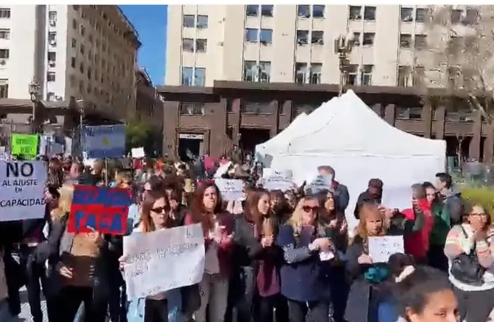 Padres de chicos con discapacidades y trabajadores de la salud reclamaron en Plaza de Mayo por la falta de pagos de los tratamientos