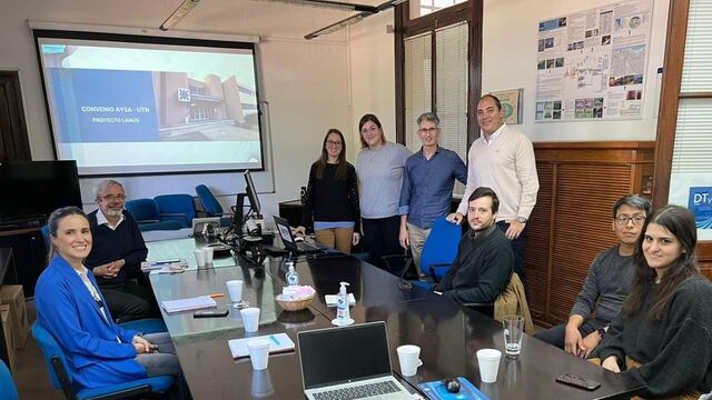 Profesores de la UTN de Rafaela junto a representantes de AySA