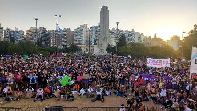 El Monumento Nacional a la Bandera vuelve a ser el telón de fondo para el acto central.