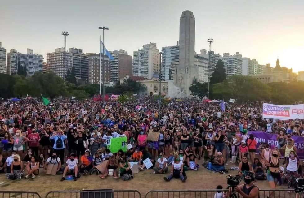 Marcha del Día de la Mujer en Rosario sale a recuperar terreno ante la crisis