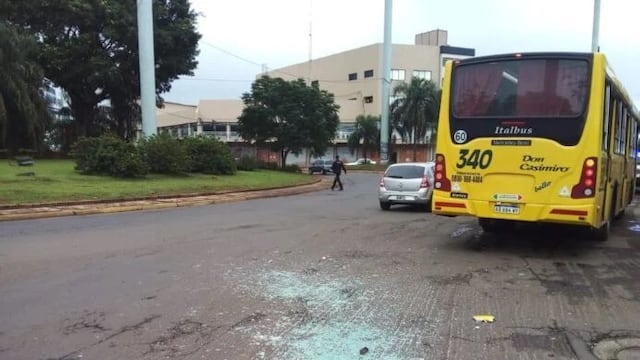 Choque entre dos colectivos urbanos de Posadas dejó a un menor herido.