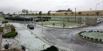 En el pueblo del departamento General López cayó gran cantidad de agua durante la jornada. (@marceelisei)