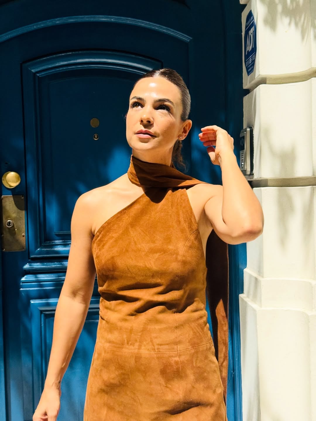 Agustina Cherri eligió el color de la temporada y marcó tendencia con un look de hombros al descubierto