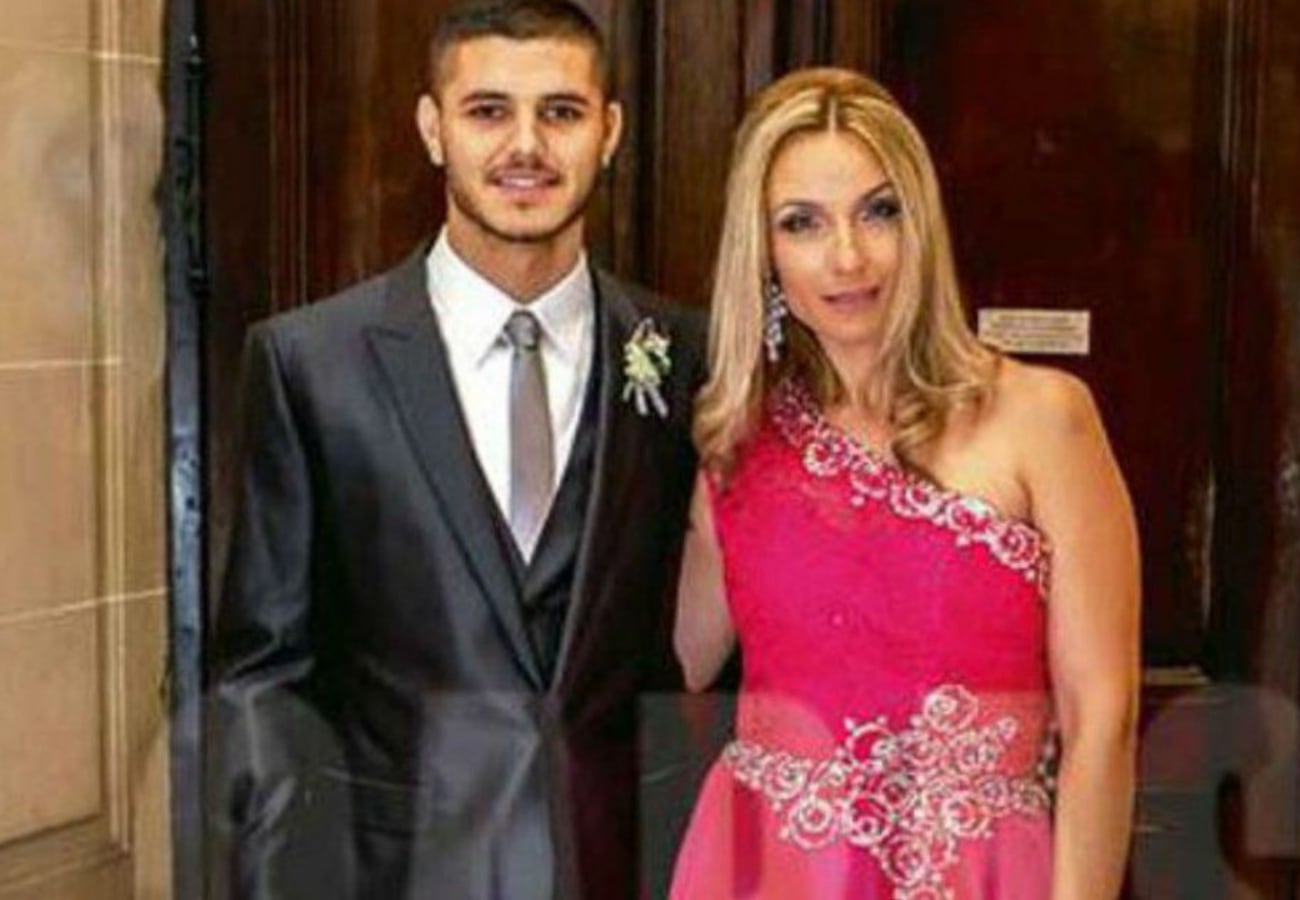 El futbolista junto a su madre en su boda.