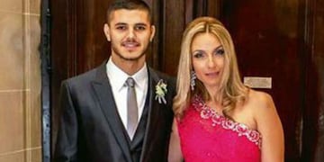 El futbolista junto a su madre en su boda.