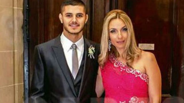 El futbolista junto a su madre en su boda.
