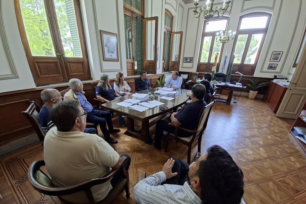 Reunión entre el Intendente Pablo Garate y representantes empresariales para impulsar los vuelos comerciales