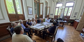 Reunión entre el Intendente Pablo Garate y representantes empresariales para impulsar los vuelos comerciales