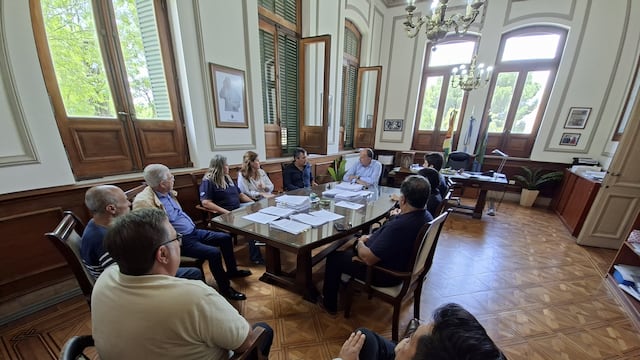 Reunión entre el Intendente Pablo Garate y representantes empresariales para impulsar los vuelos comerciales