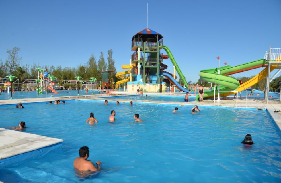 Canchas de fútbol, asadores y 7 piletas, así es el parque acuático que está a una hora de Córdoba