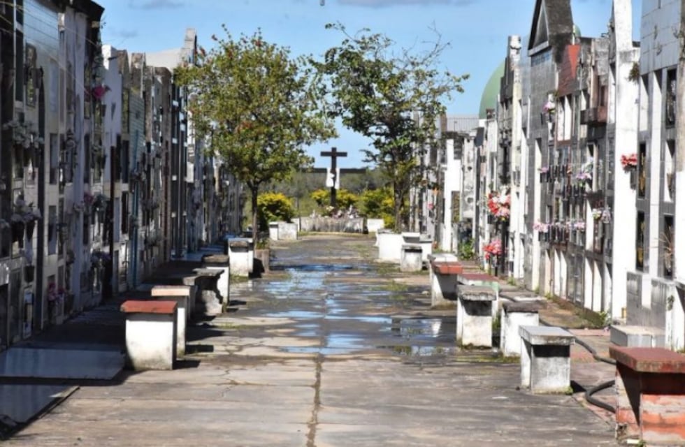 Borrachos, ocasionaron destrozos y profanaron tumbas en un cementerio de Corrientes
