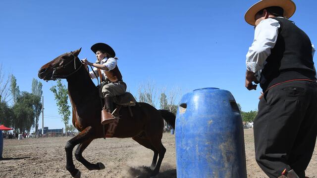 Cada 10 de noviembre, en honor al Día de la Tradición, se hacen celebraciones en todo el país con desfiles de gauchos, jineteadas y comidas típica. Foto José Gutiérrez