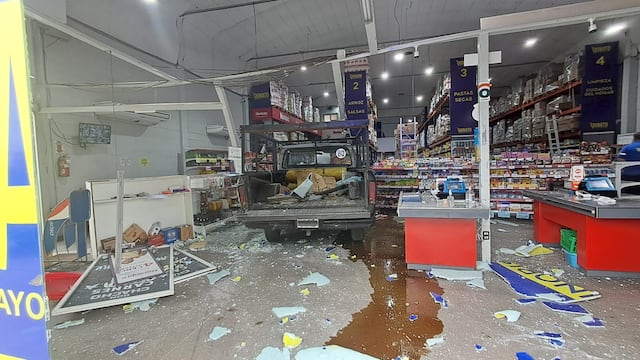 La camioneta se incrustó en la distribuidora de Córdoba.
