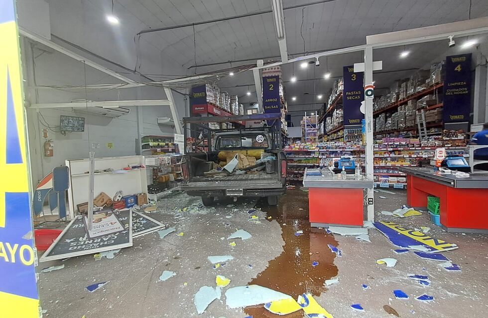 Perdió el control de su camioneta y se estrelló contra una reconocida distribuidora en Córdoba