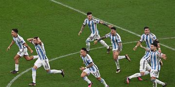 Lusail (Qatar), 18/12/2022.- Players of Argentina celebrate after winning the FIFA World Cup 2022 Final between Argentina and France at Lusail stadium, Lusail, Qatar, 18 December 2022. (Mundial de Fútbol, Francia, Estados Unidos, Catar) EFE/EPA/Georgi Licovski