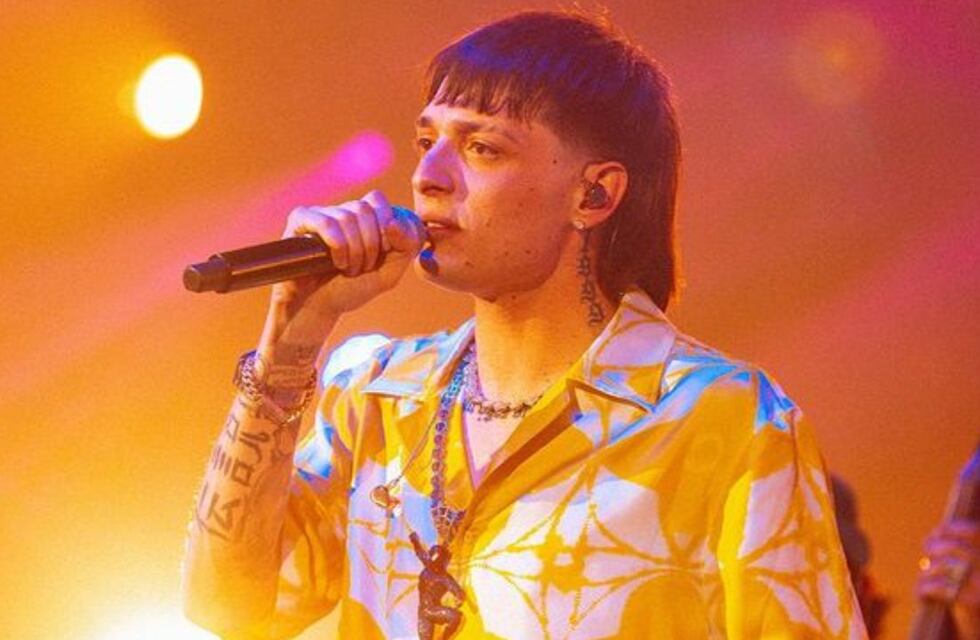 La terrible agresión a un fan de Peso Pluma que se subió al escenario y la insólita reacción del cantante