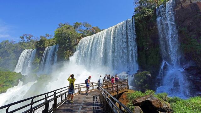 Las turistas deben realizar el recorrido con un guía.