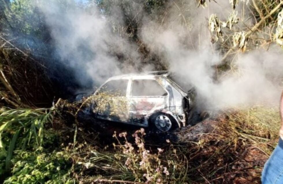 Automóvil se incendia por desperfecto eléctrico en San Pedro sin dejar heridos