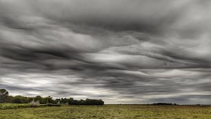 La extraña forma fue vista en el cielo de Córdoba durante la fuerte tormenta.