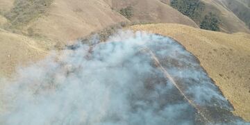 Las llamas ya consumieron más de 100 hectáreas en una zona de difícil acceso.