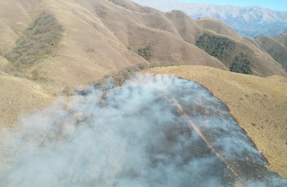 Incendio forestal en las serranías cercanas a La Toma del Río Vipos continúa fuera de control