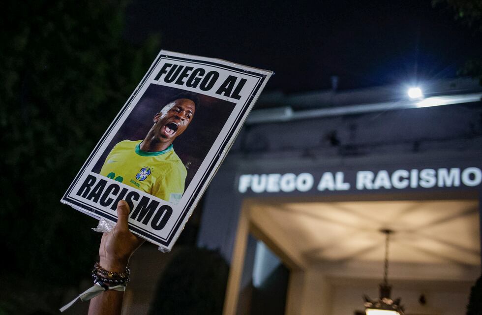 La FIFA presentó el protocolo de “incidente racista” y el gesto que podrán usar los jugadores para denunciarlo