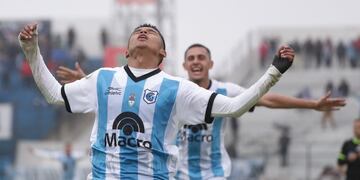 Francisco Maidana agradeciendo al cielo su gol, con el que el Lobo jujeño sellaría el 3 a 1.