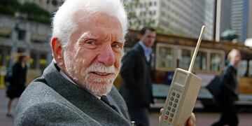 Martin Cooper es un ingeniero electrónico e inventor estadounidense, considerado uno de los pioneros en el desarrollo de la telefonía móvil.