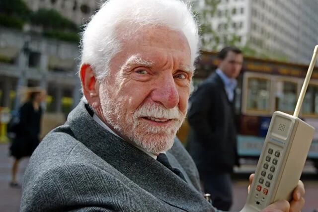 Martin Cooper es un ingeniero electrónico e inventor estadounidense, considerado uno de los pioneros en el desarrollo de la telefonía móvil.