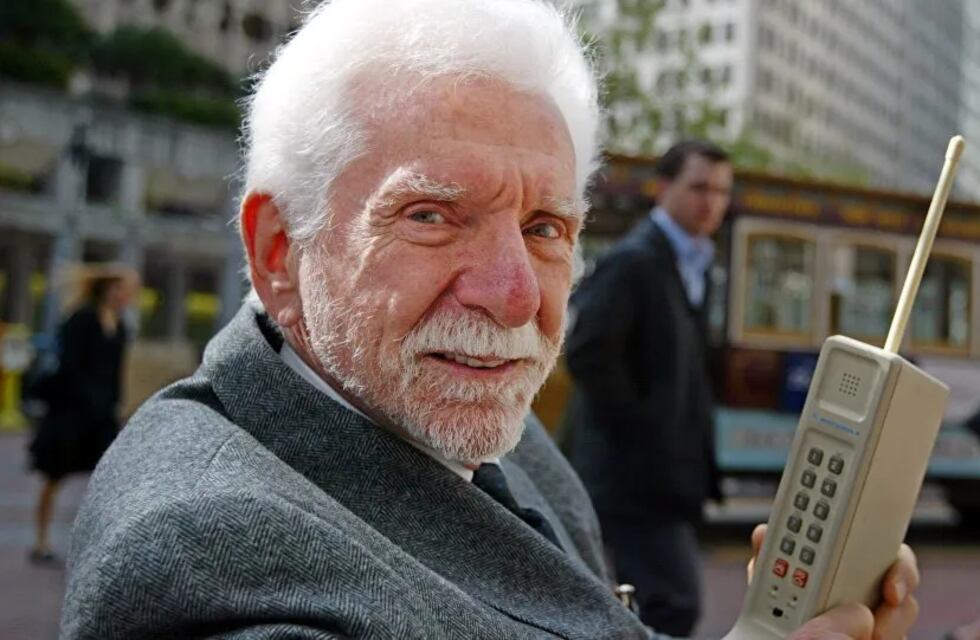 “Ya no tenemos privacidad”: el inventor del celular está preocupado por nuestra dependencia al aparato