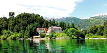 El Correntoso Lake & River Hotel, construido en Villa La Angostura, sobre la costa del lago Nahuel Huapi.