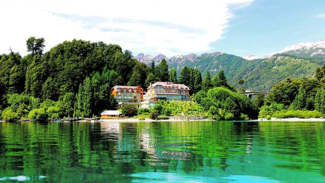 El Correntoso Lake & River Hotel, construido en Villa La Angostura, sobre la costa del lago Nahuel Huapi.